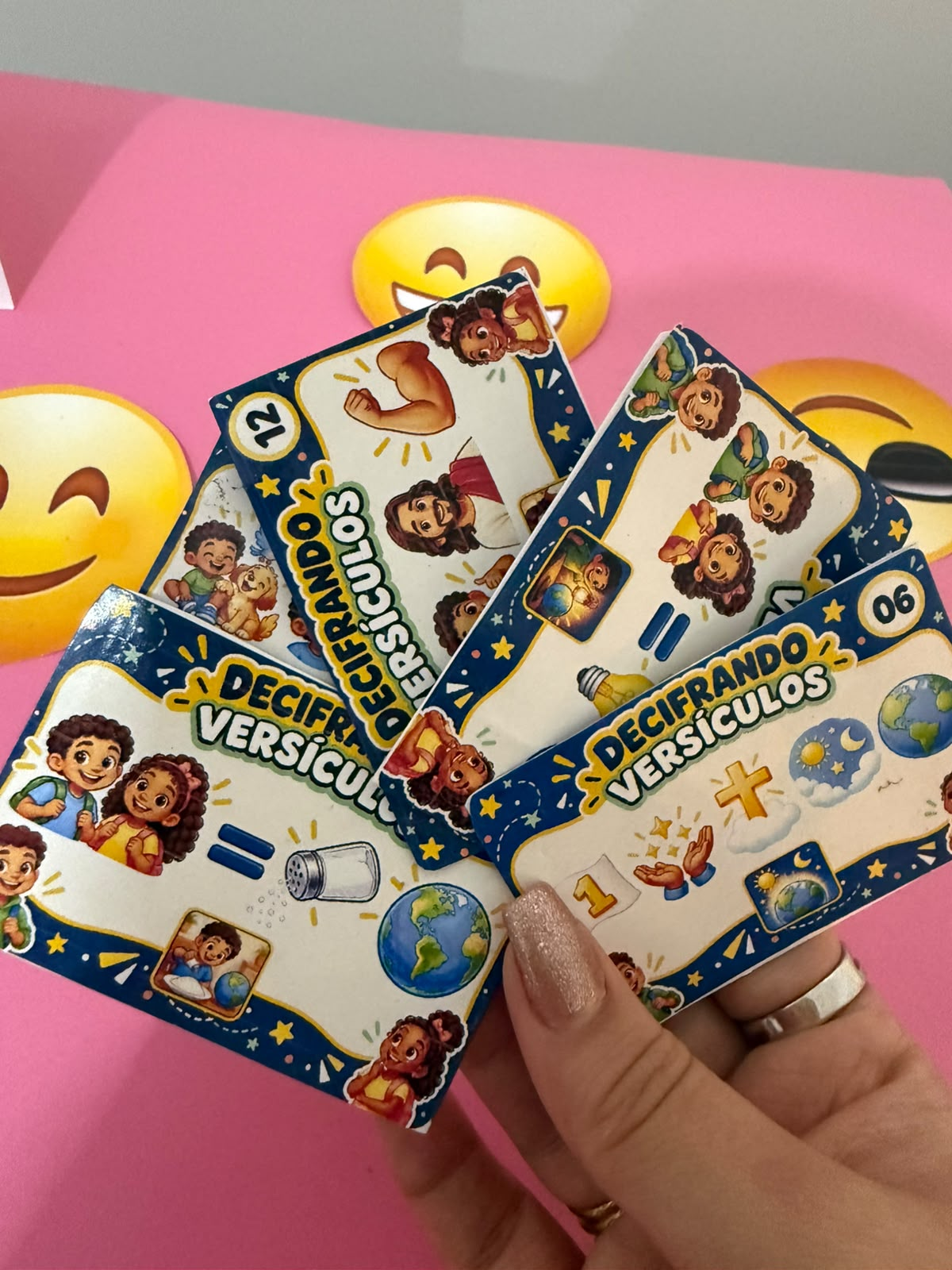 Mão segurando cartas do jogo