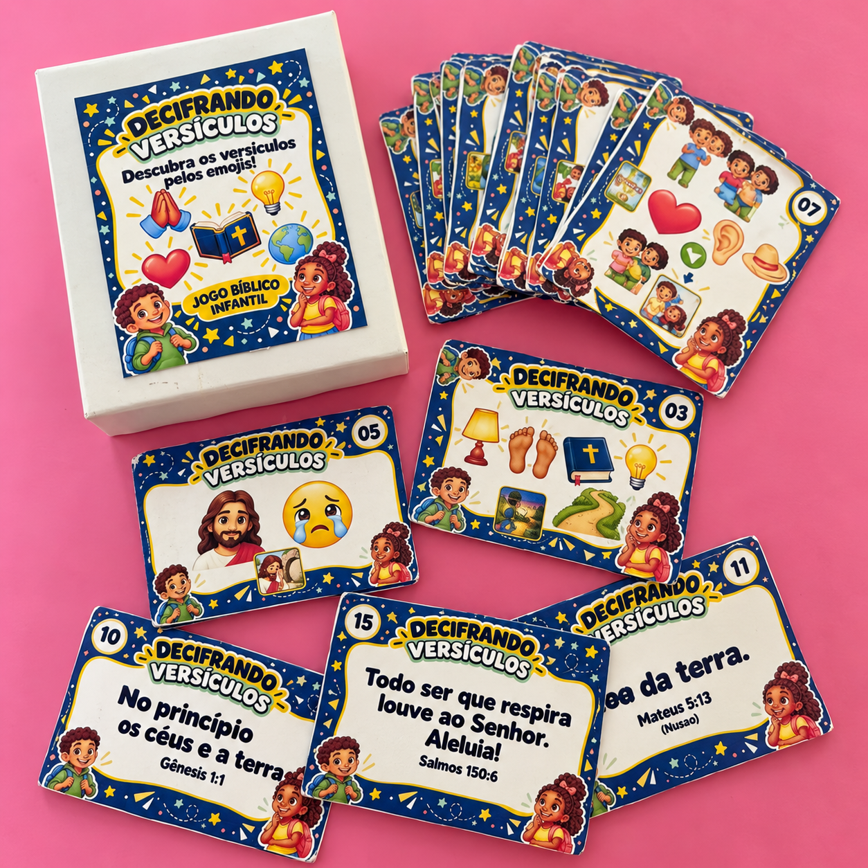 Caixa do jogo Decifrando Versículos com cartas espalhadas